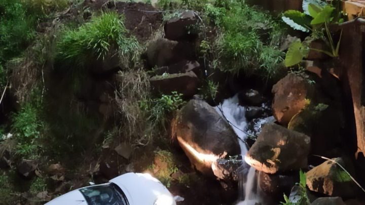 Motorista despenca com carro em rio e fica ferida no Oeste de SC