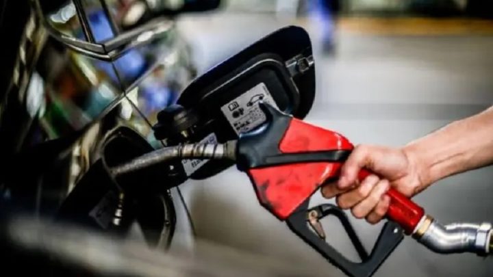 Governador de SC afirma que vai cumprir redução do ICMS sobre a gasolina