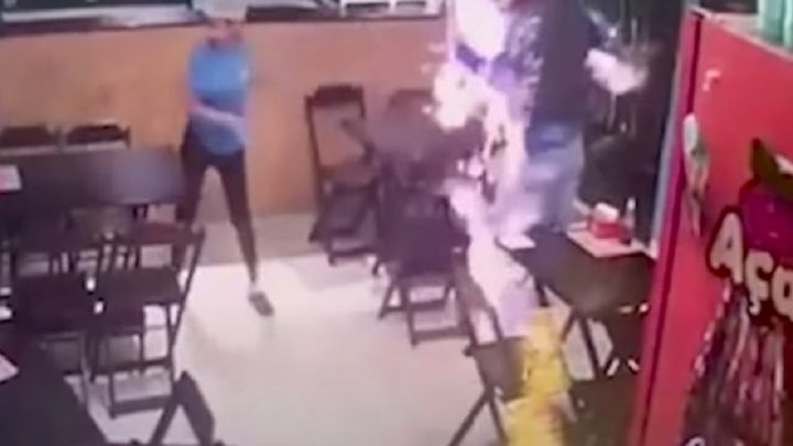 Vídeo: jovem ateia fogo e esfaqueia colega de trabalho em lanchonete