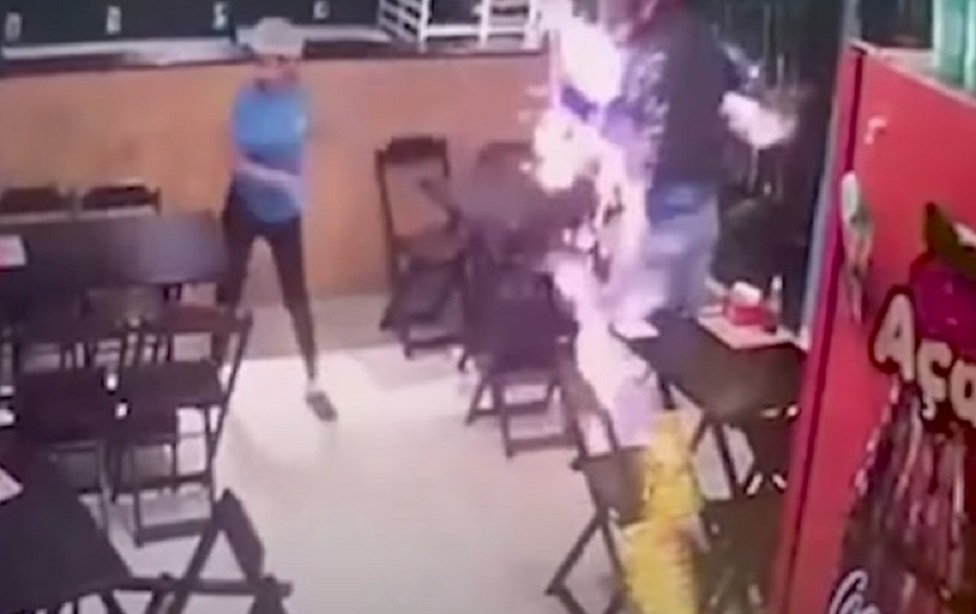 Vídeo: jovem ateia fogo e esfaqueia colega de trabalho em lanchonete
