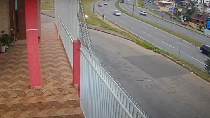 Vídeo: motociclista morre após ser “fechado” por carro na BR-476