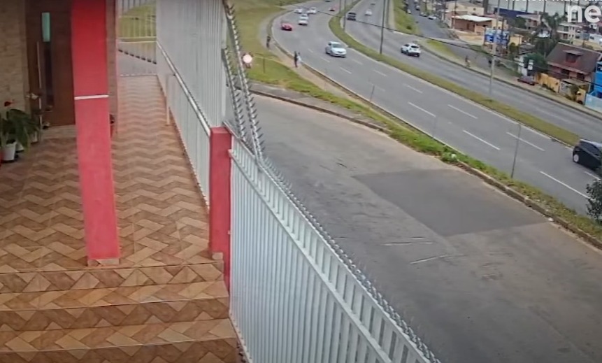Vídeo: motociclista morre após ser “fechado” por carro na BR-476