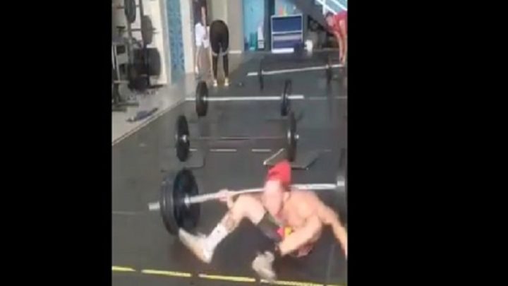 Vídeo: atleta não suporta peso e deixa barra de ferro cair no pescoço