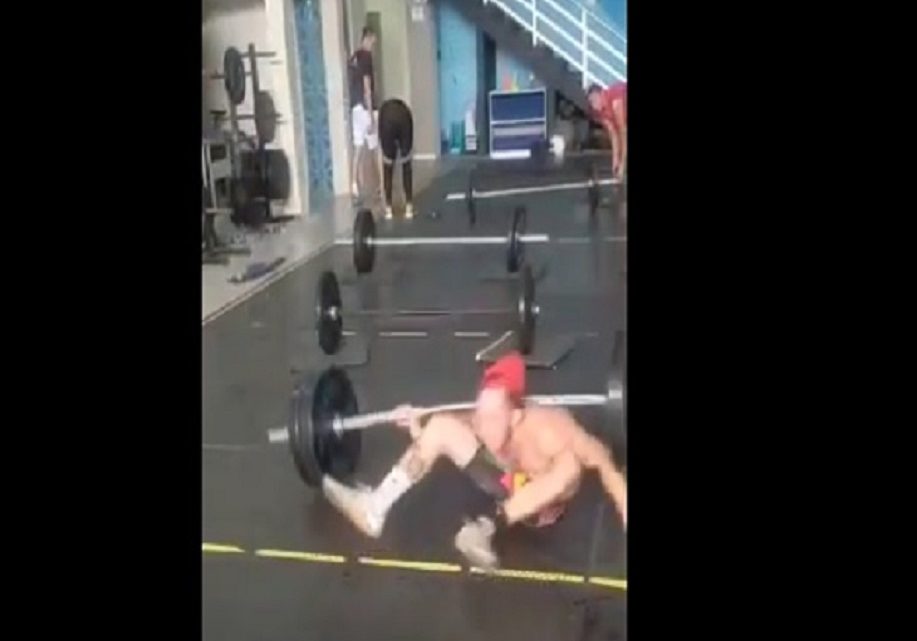 Vídeo: atleta não suporta peso e deixa barra de ferro cair no pescoço