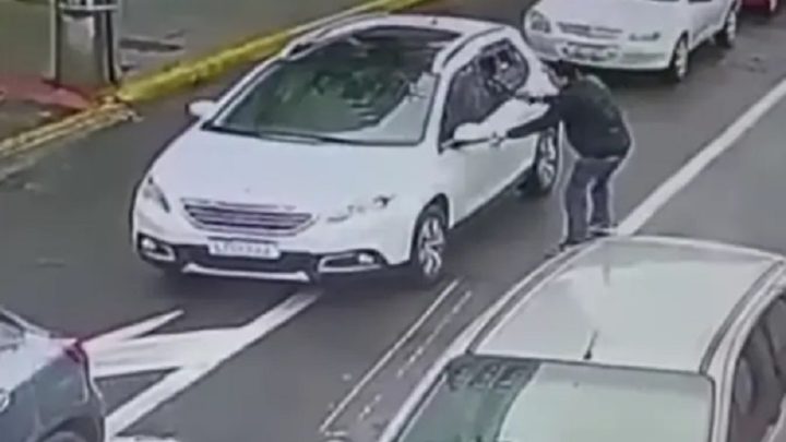 Vídeo: ladrão atira em carro, mas desiste de roubar por não saber dirigir