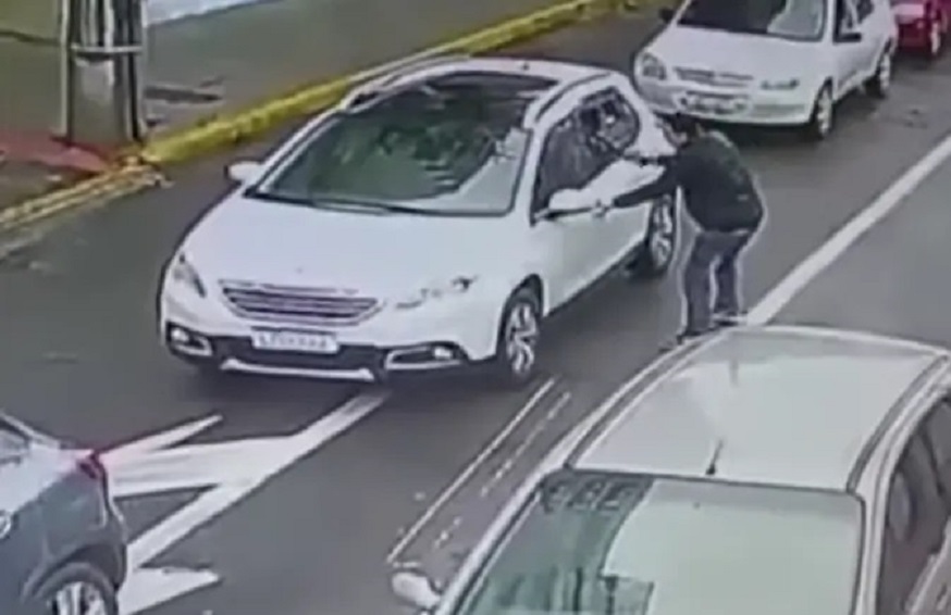 Vídeo: ladrão atira em carro, mas desiste de roubar por não saber dirigir