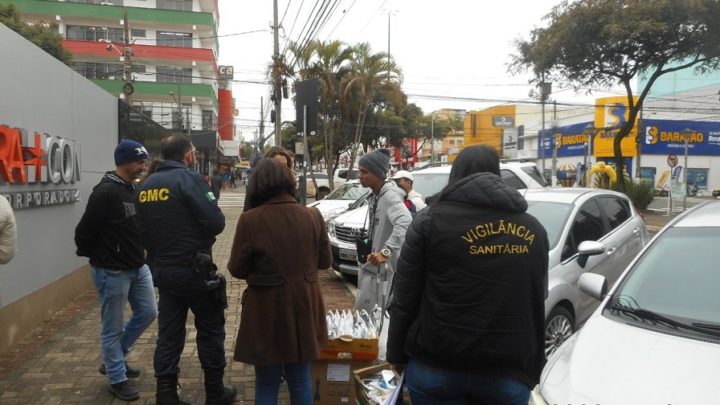 Fiscalização da Prefeitura de Chapecó apreende frascos de perfume vendidos por ambulantes