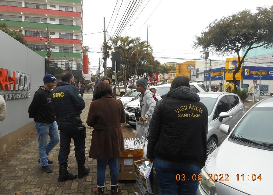 Fiscalização da Prefeitura de Chapecó apreende frascos de perfume vendidos por ambulantes