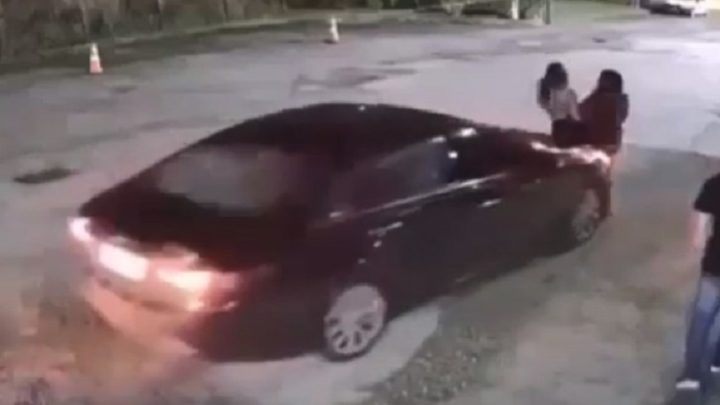 Vídeo: mulheres são atropeladas por influenciador em saída de festa em SC