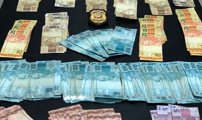 Vídeo: Polícia Civil recupera quase R$ 30.000 furtados de posto de combustíveis em 16 segundos