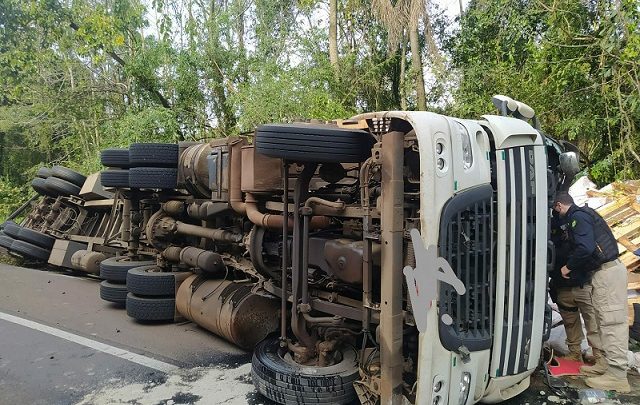 Caminhoneiro fica ferido após tombar veículo na curva do coelho na BR-282 em Xaxim
