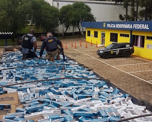 PRF e Polícia Civil derrubam carga com 400 mil maços de cigarros paraguaios