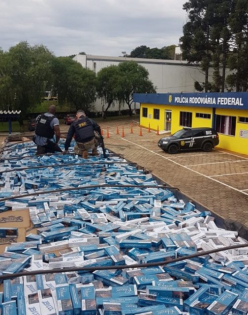 PRF e Polícia Civil derrubam carga com 400 mil maços de cigarros paraguaios