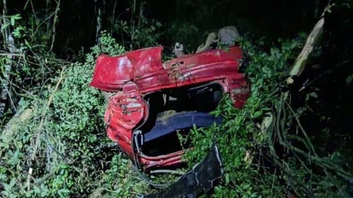 Carro com oito pessoas capota e deixa quatro feridos em Nova Itaberaba
