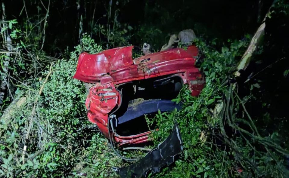 Carro com oito pessoas capota e deixa quatro feridos em Nova Itaberaba