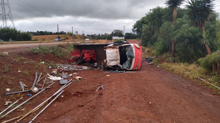 Caminhão de Chapecó tomba e deixa dois feridos na SC 480 em Xanxerê