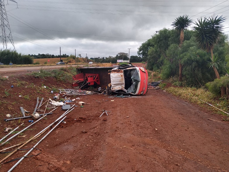 Caminhão de Chapecó tomba e deixa dois feridos na SC 480 em Xanxerê