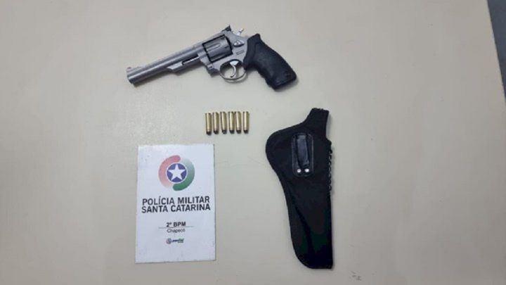 Arma de fogo é apreendida após ameaça em reunião de condomínio em Chapecó