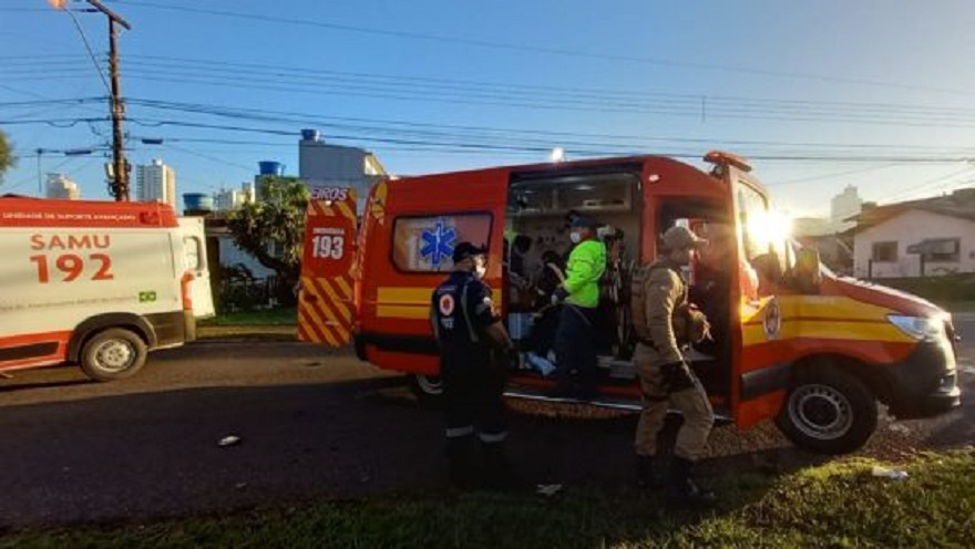 Vídeos: motociclista morre ao ter preferencial invadida por van em Chapecó