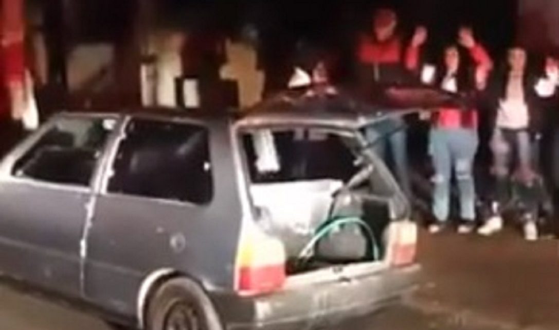 Vídeo: Fiat Uno é flagrado carregando 11 pessoas no Rio Grande do Sul
