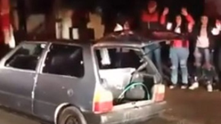 Vídeo: Fiat Uno é flagrado carregando 11 pessoas no Rio Grande do Sul