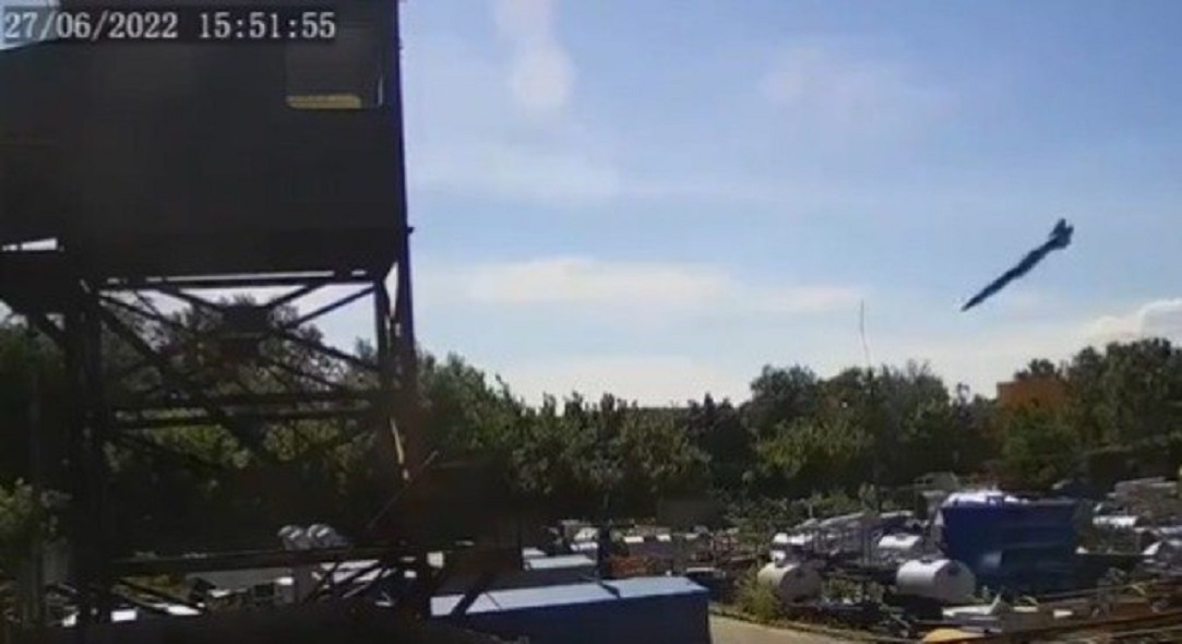 Vídeo impressionante mostra momento em que míssil russo atinge shopping na Ucrânia
