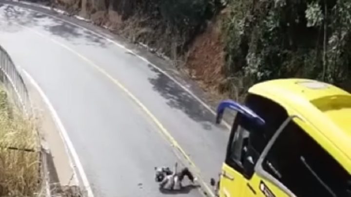 Vídeo mostra motoqueiro batendo de frente em ônibus no ‘Portão do Inferno’