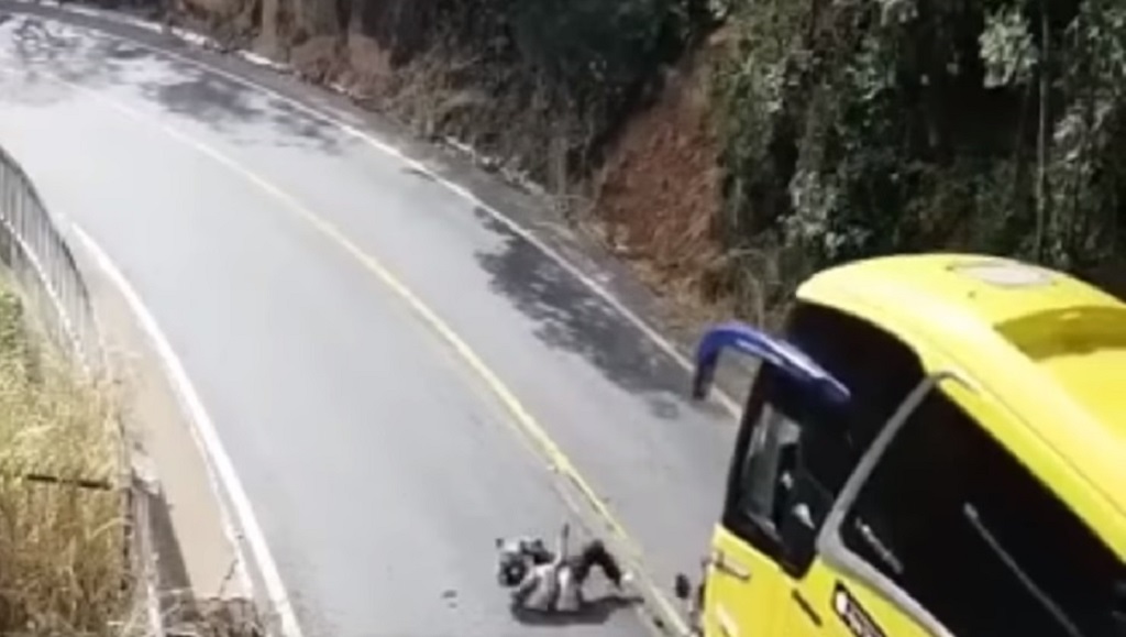 Vídeo mostra motoqueiro batendo de frente em ônibus no ‘Portão do Inferno’
