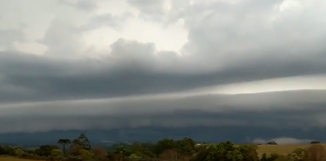 Vídeo: nuvem de prateleira é registrada em Chapecó