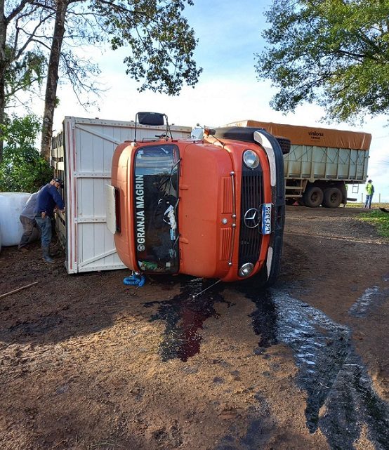 Caminhões batem e um capota no interior de Nova Erechim