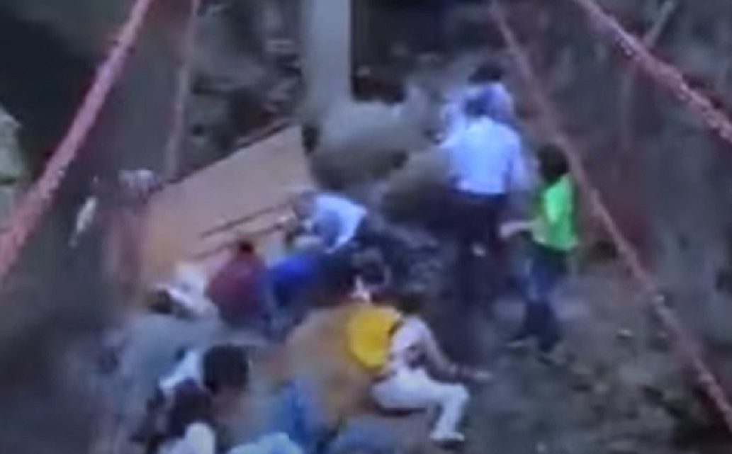 Vídeo: ponte desaba durante inauguração com autoridades no México