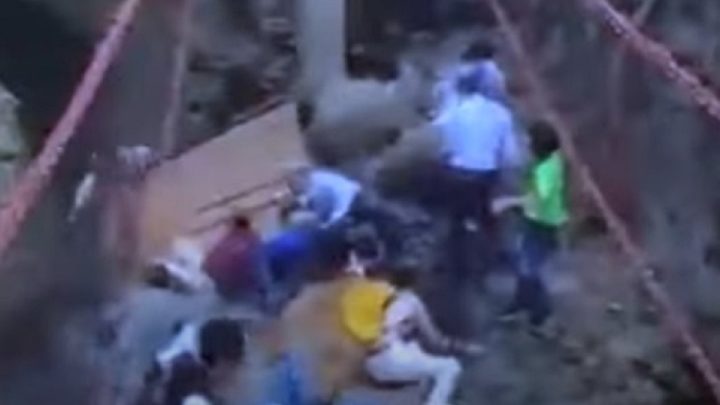 Vídeo: ponte desaba durante inauguração com autoridades no México