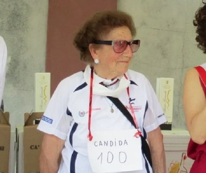 Italiana de 100 anos comemora renovação da carteira de habilitação