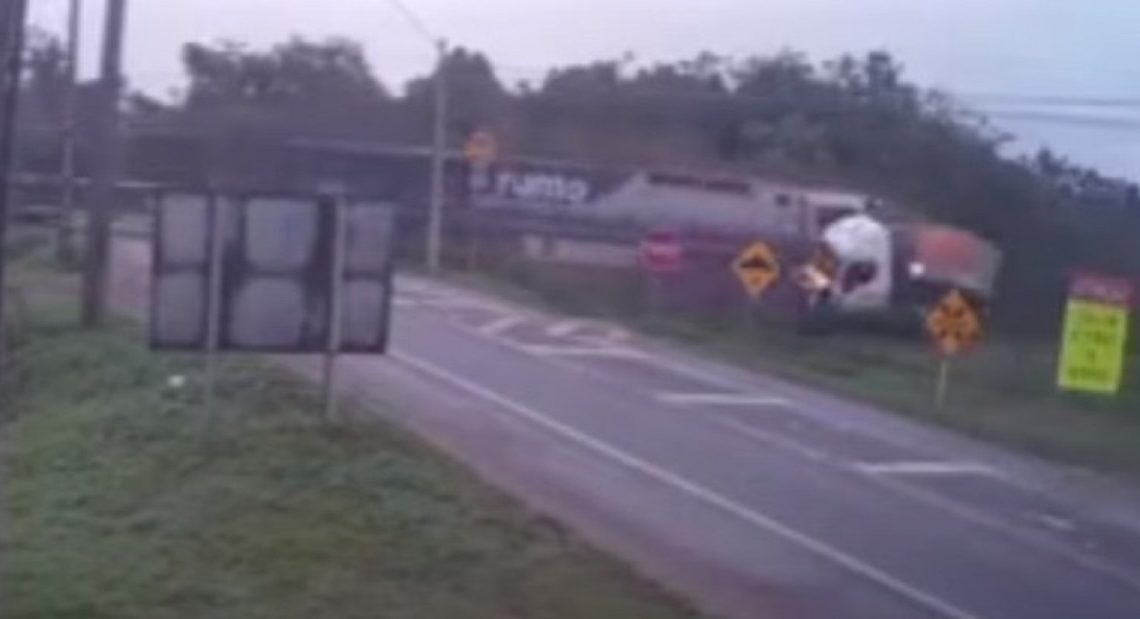 Vídeo: caminhão é arrastado por 200 metros após ser atingido por trem