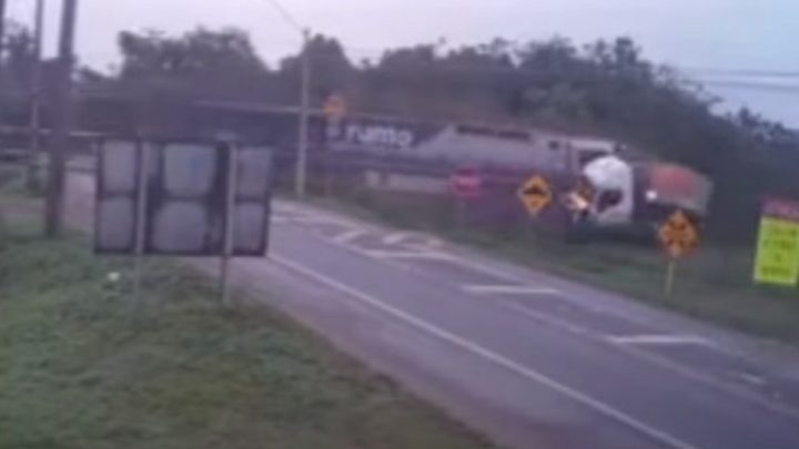Vídeo: caminhão é arrastado por 200 metros após ser atingido por trem