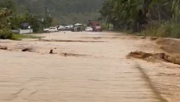 Vídeo: chuva causa interdição total em rodovia de Aurora