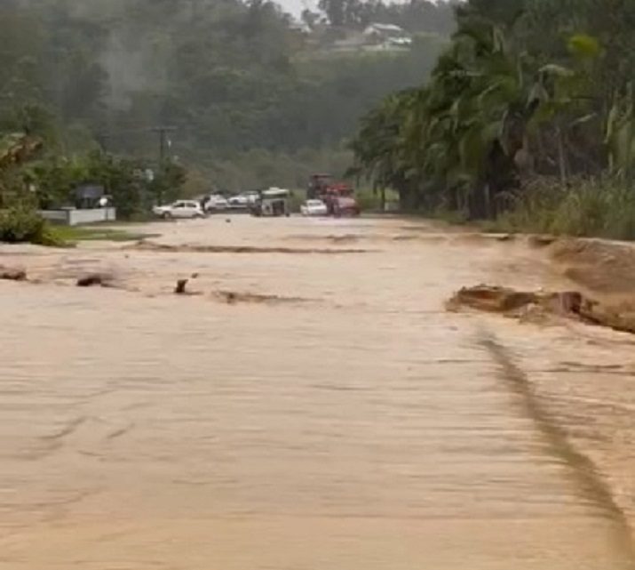 Vídeo: chuva causa interdição total em rodovia de Aurora