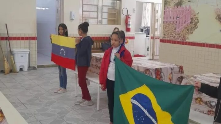 Professora é ameaçada após tocar hino da Venezuela em escola de SC