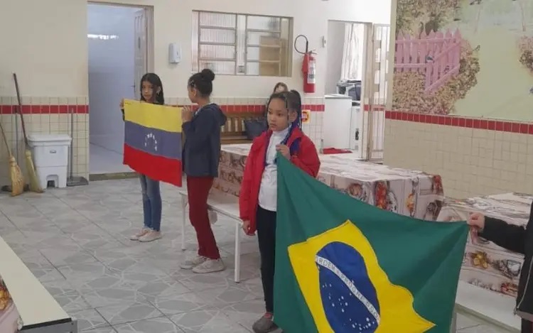 Professora é ameaçada após tocar hino da Venezuela em escola de SC
