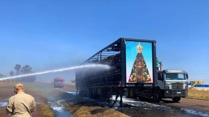 Painel de Nossa Senhora Aparecida fica intacto após fogo destruir carreta de algodão