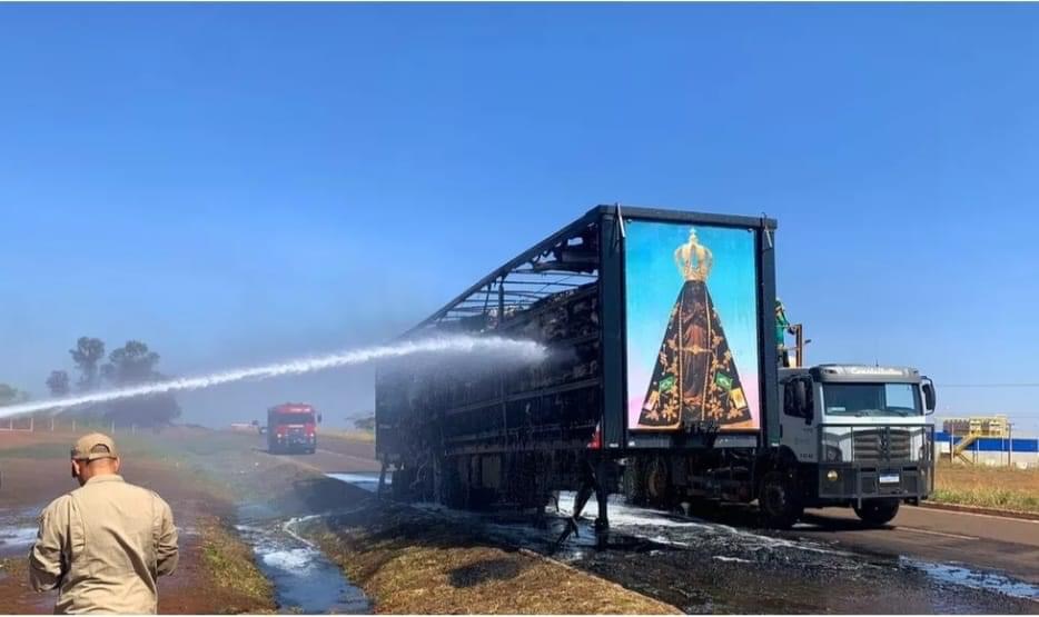 Painel de Nossa Senhora Aparecida fica intacto após fogo destruir carreta de algodão