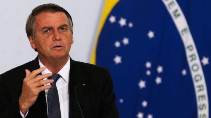 Preço da gasolina cairá no mínimo R$ 2, afirma Bolsonaro