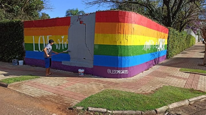 Muro é repintado com cor escura após ser pintado com cores do movimento LGBTQIA+ no oeste