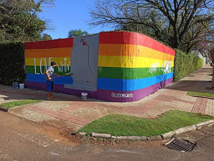 Muro é repintado com cor escura após ser pintado com cores do movimento LGBTQIA+ no oeste