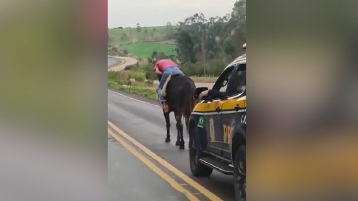 Vídeo: PRF escolta homem montado em cavalo na BR 163