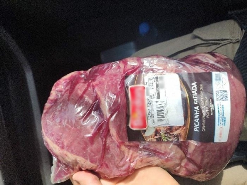 Mulher é flagrada furtando picanha em supermercado