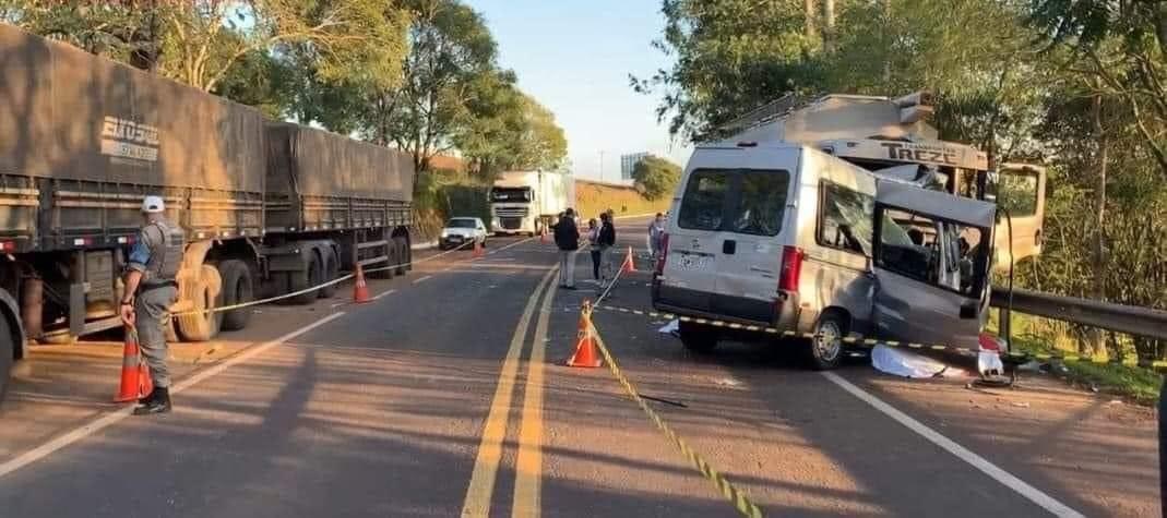 URGENTE: Colisão frontal deixa ao menos oito pessoas mortas no RS