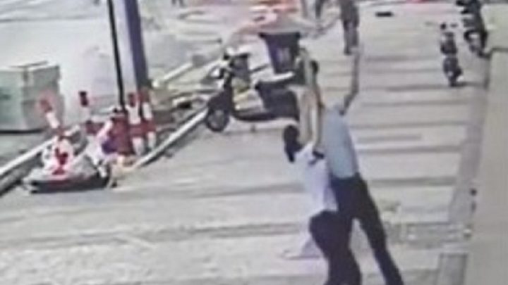 Vídeo: bebê cai do sexto andar e é salva por homem na calçada