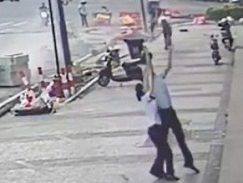 Vídeo: bebê cai do sexto andar e é salva por homem na calçada