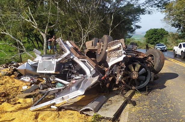 Grave acidente na SC-480 com caminhão de milho mata passageiro